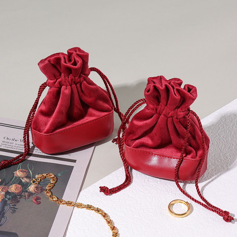 A small plush bag with a large capacity with you.